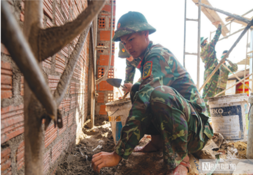 "Vượt nắng thắng mưa", xuyên lễ, Tết, các chiến sĩ vẫn bám công trường, quyết tâm hoàn thành ngôi nhà để bà con đón Tết.