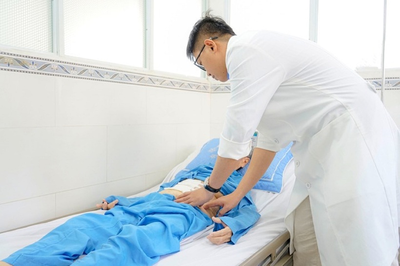 Bác sĩ thăm khám cho bệnh nhân. Ảnh: VTC News.