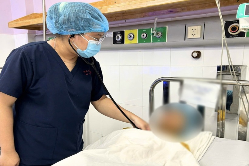 Bác sĩ thăm khám cho bệnh nhân. Ảnh: Dân Trí.