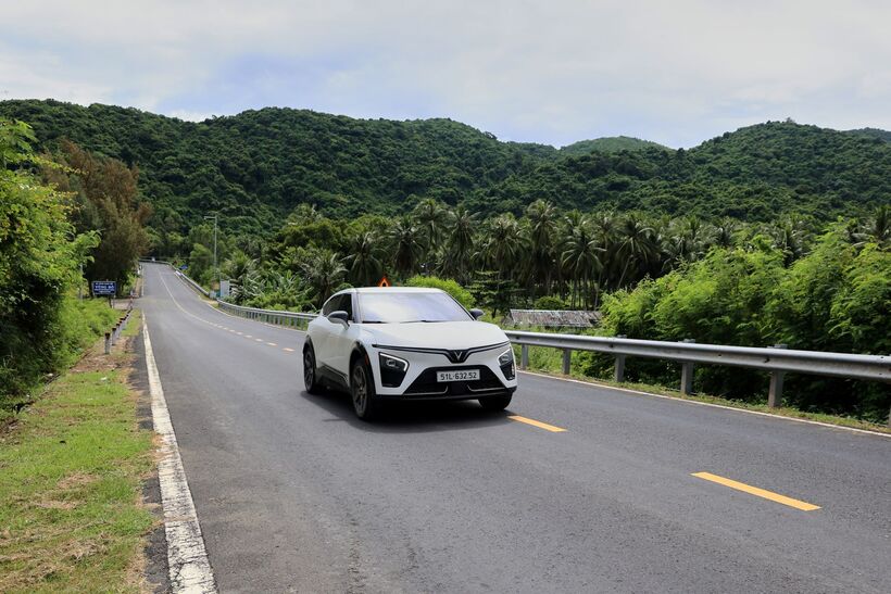 VinFast VF 7: “Mãnh thú” toàn năng cả về sức mạnh vận hành, trang bị an toàn và giá trị kinh tế - 1