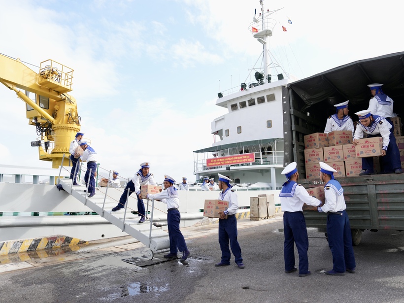 Hàng chục tấn hàng là thực phẩm thiết yếu đã được tập kết nhằm phục vụ nhu cầu của các chiến sỹ dịp Tết.