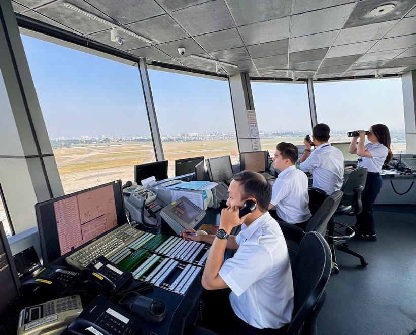 Kíp trực điều hành bay tại Đài Kiểm soát không lưu Tân Sơn Nhất