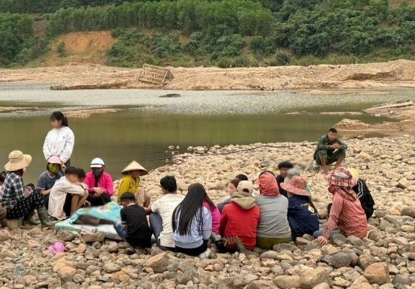 Người thân thẫn thờ khi tìm thấy thi thể 2 trẻ bị đuối nước. Ảnh: Lao động