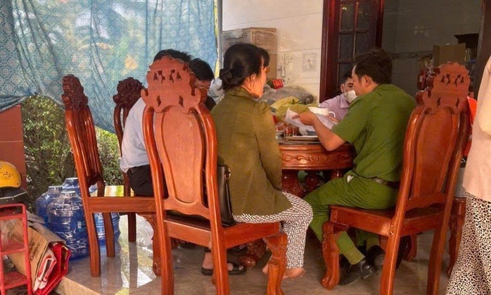 Cơ quan điều tra đã vào cuộc xác minh vụ 3 trong 6 người uống rượu ngâm đã tử vong. (Ảnh: Người lao động)