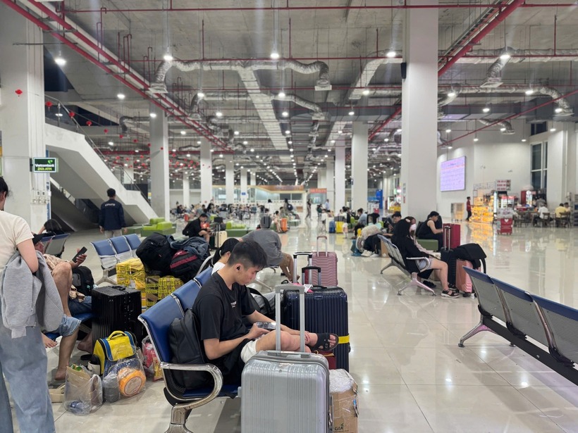 Tại Bến xe Miền Đông mới, không khí bắt đầu sôi động. Khu vực nhà xe Phương Trang ghi nhận cảnh hành khách chen chúc làm thủ tục lên xe