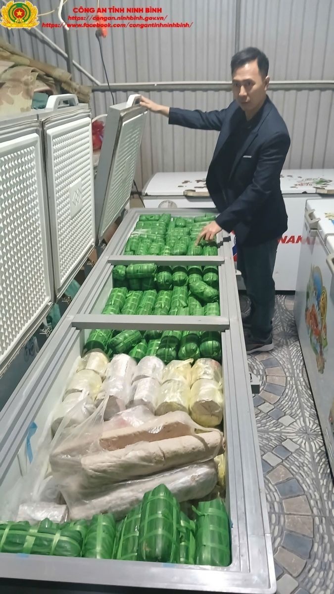 Lực lượng chức năng kiểm tra cơ sở sản xuất giò, chả, giăm bông sử dụng chất cấm. Ảnh: Công an tỉnh Ninh Bình