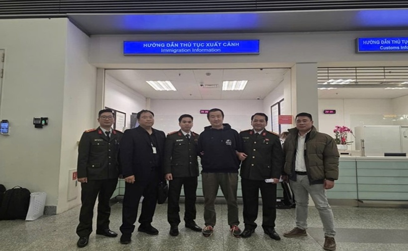 Bàn giao đối tượng truy nã cho Cảnh sát Quốc gia Hàn Quốc. (Ảnh: Công an TP.Hà Nội)