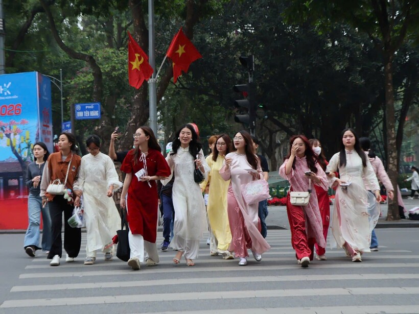 Nhiều bạn trẻ diện áo dài truyền thống.