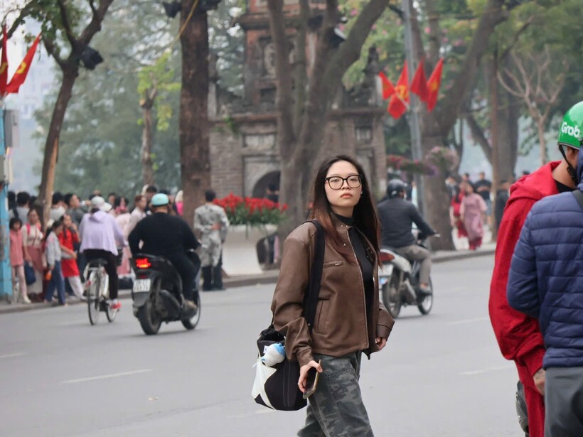 Người dân và du khách đã đổ về hồ Hoàn Kiếm, chụp ảnh, tham quan.