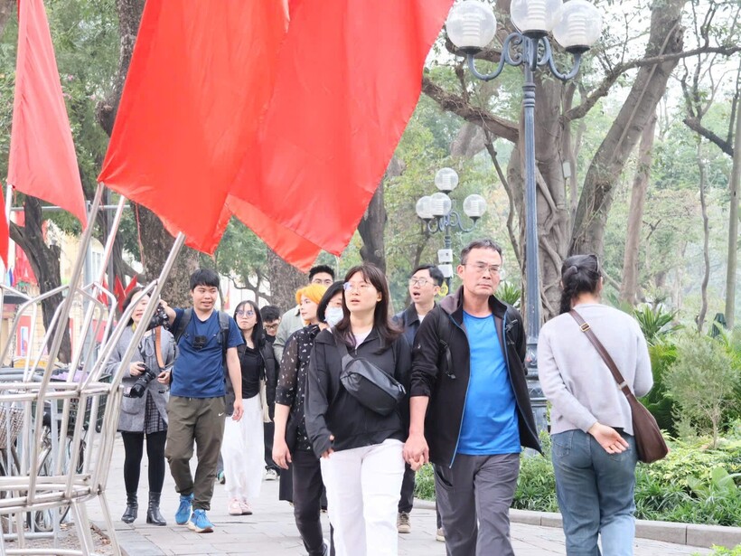 Ngoài người dân Thủ đô, nhiều du khách từ các tỉnh lân cận và du khách nước ngoài cũng tranh thủ xuống phố lưu giữ khoảnh khắc đầu xuân.