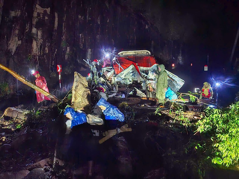 Hiện trường ô tô khách gặp nạn trên đèo Khánh Lê. (Ảnh: VietnamNet)