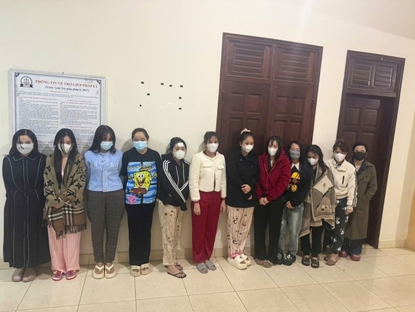 Lực lượng Công an triệt phá đường dây mại dâm núp bóng các cơ sở massage. Ảnh: Người lao động