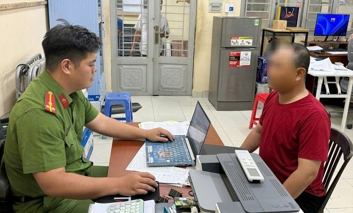 Công an phường Hiệp Bình làm việc với ông N.V.C. Ảnh: VTC News
