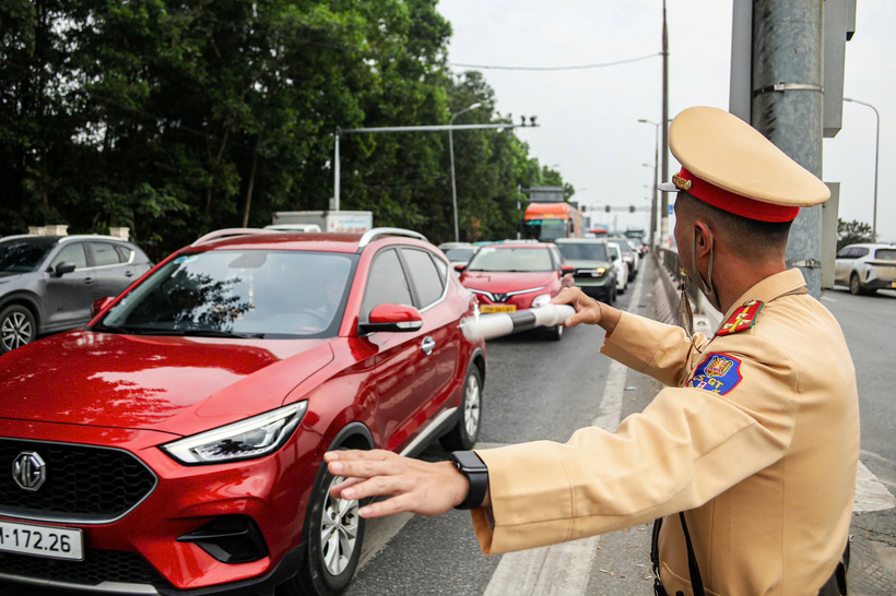 Đội CSGT đường bộ số 15 điều tiết phương tiện trên tuyến Võ Văn Kiệt hướng đi quốc lộ 2 và cao tốc Nội Bài - Lào Cai.