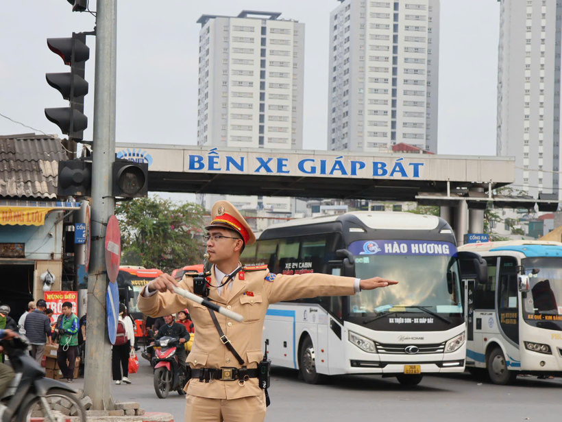 CSGT làm nhiệm vụ tại bến xe Giáp Bát chiều 13/2.