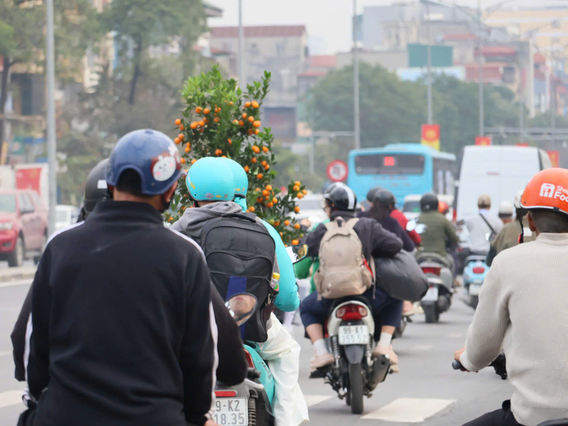 Người dân mang theo hành lý rời Thành phố, bắt đầu kỳ nghỉ Tết kéo dài.