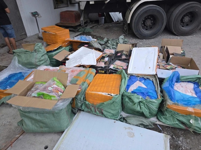 Tất cả số thực phẩm đều không có nguồn gốc xuất xứ. Ảnh: Pháp luật TP.HCM