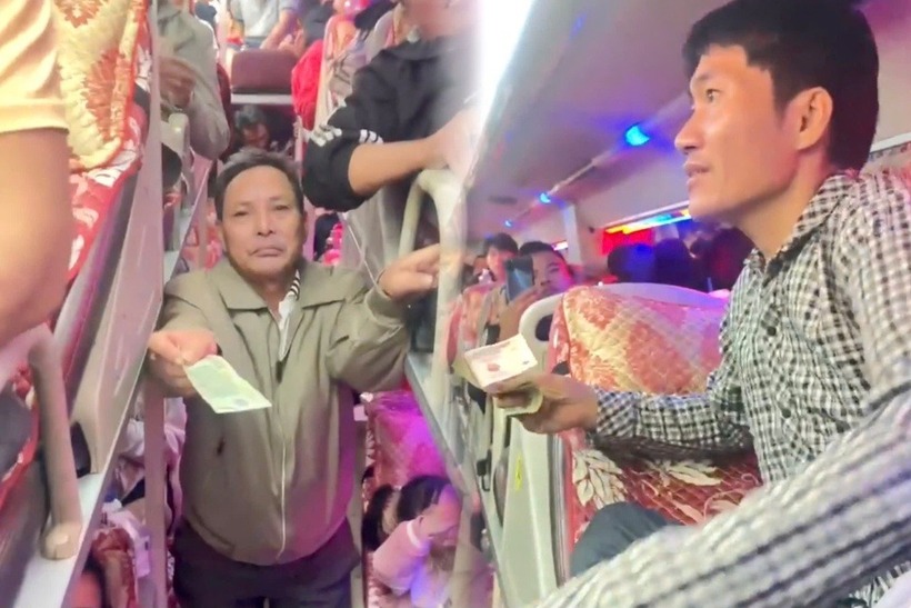 Anh Hoan xúc động khi được giúp đỡ sau khi mất ví. Ảnh: ZNews