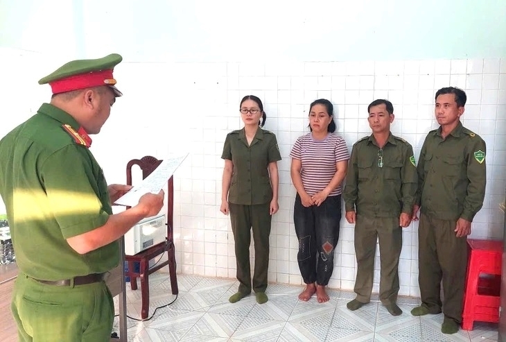 Nguyễn Thanh Thủy (thứ 3 từ phải qua) nghe công an đọc lệnh bắt tạm giam. Ảnh: Tuổi trẻ
