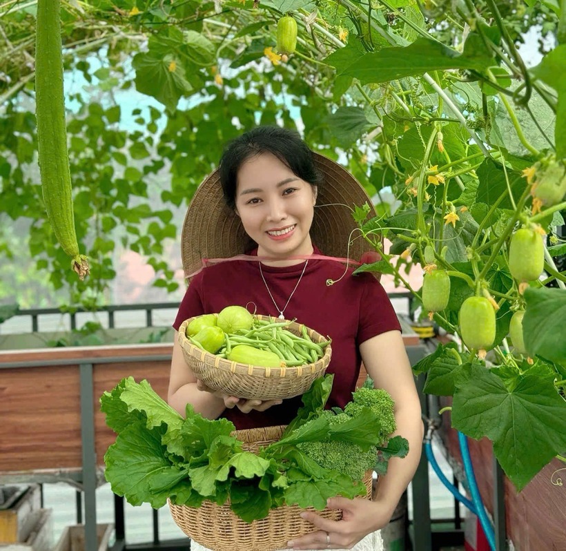 Cảm hứng làm vườn của chị bắt nguồn từ khu vườn rộng gần 700m2 của bố mẹ chồng, nơi luôn xanh mướt rau trái và là nguồn cung cấp thực phẩm sạch cho cả gia đình. Khi ra ở riêng, chị Vy luôn ấp ủ ước mơ về một không gian nông nghiệp nhỏ tại gia để các con có nơi trải nghiệm và gia đình được thư giãn sau những giờ lao động mệt mỏi.