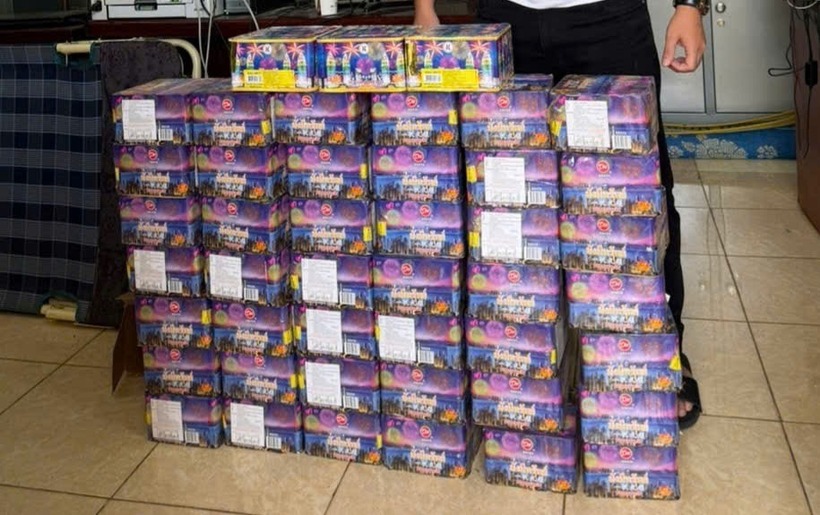 Công an thu giữ lượng lớn pháo lậu. Ảnh: Người lao động