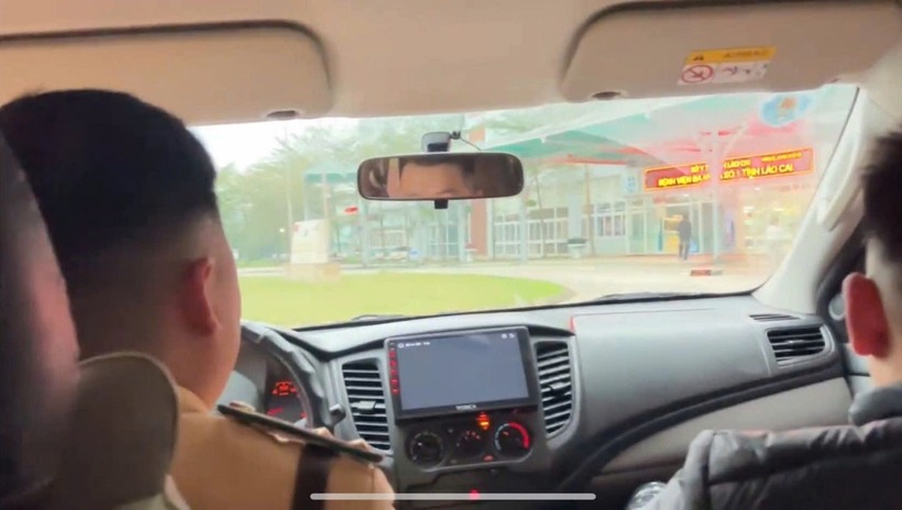 Tổ công tác thuộc Đội Cảnh sát giao thông đường bộ số 5 dùng xe công vụ đưa cháu bé đi cấp cứu. Ảnh: Lao động