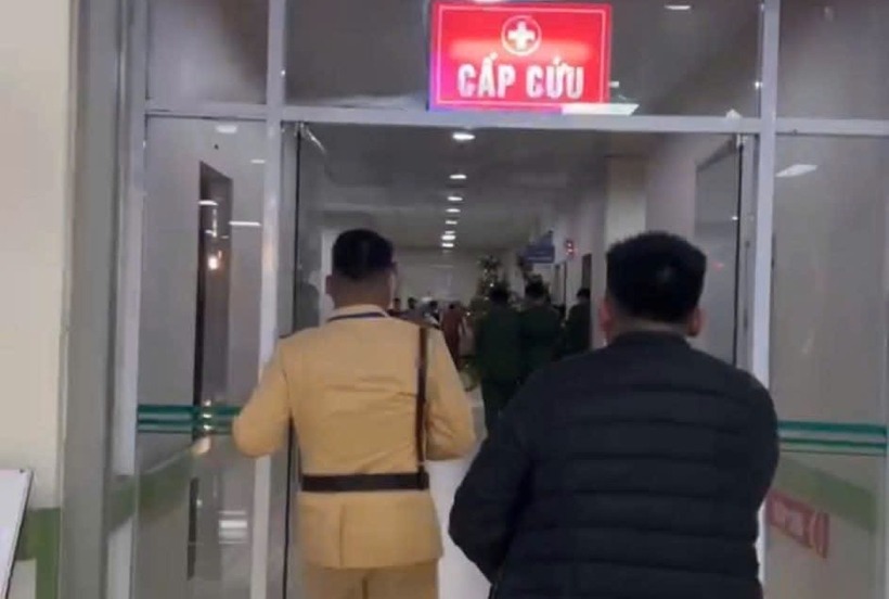 Cháu bé cùng người nhà được đưa đến Bệnh viện Đa khoa số 1 tỉnh Lào Cai. Ảnh: Lao động