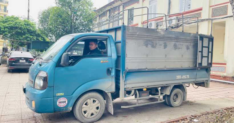 Đối tượng Đặng Ngọc Khánh cùng chiếc xe gây tai nạn. (Ảnh: Công an Hà Nội)