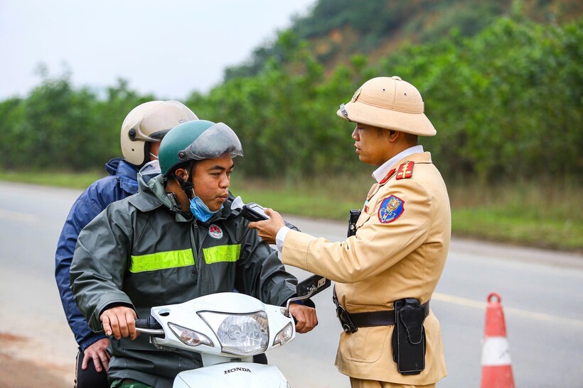 Tại các tuyến quốc lộ, CSGT kiểm soát nồng độ cồn, tốc độ đối với người điều khiển phương tiện.
