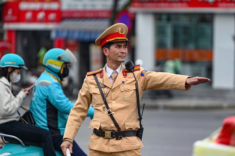 CSGT phân luồng trên tuyến Nguyễn Xiển.
