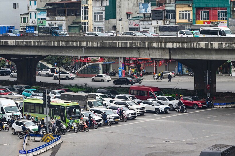 Người dân tuân thủ hiệu lệnh, góp phần giữ giao thông thông suốt.