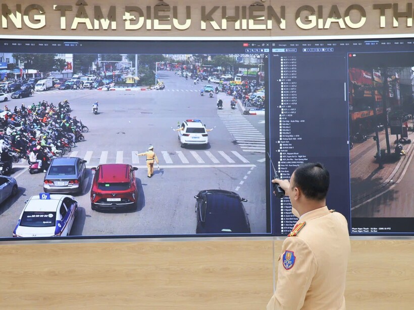Trung tâm điều khiển giao thông theo dõi, điều chỉnh đèn tín hiệu từ xa.