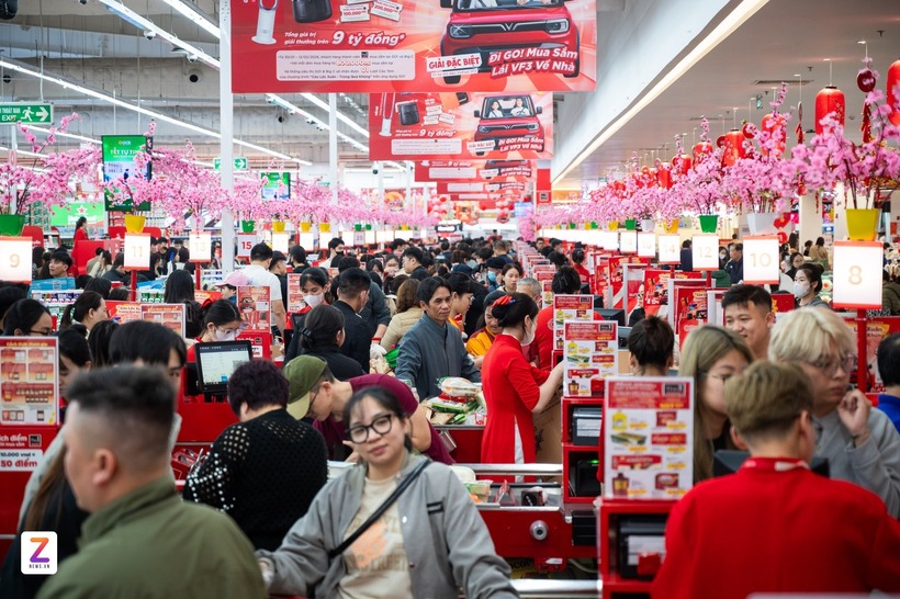 Tại MM Mega Market Thăng Long, dòng người chờ thanh toán liên tục kéo dài, tràn sang cả khu vực trưng bày hàng hóa.
