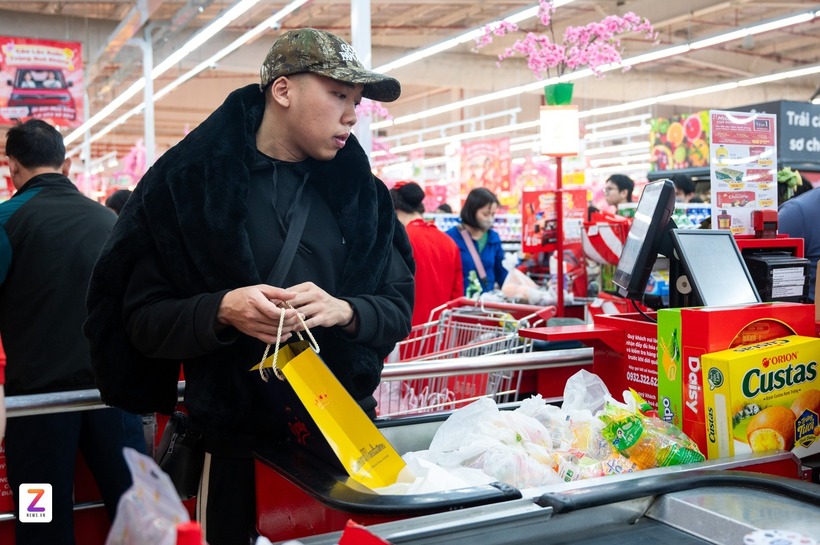 Bùi Đức Khang (22 tuổi, Hà Nội) có lần đầu tự đi mua sắm chuẩn bị dịp Tết cho cả gia đình. "Hôm nay tôi ưu tiên mua các mặt hàng bánh kẹo, thực phẩm khô, mứt cho gia đình. Mua sắm vào những dịp lễ không tránh khỏi cảnh đông đúc, dù mất hơn 1 tiếng đồng hồ mua sắm và chờ đợi thanh toán nhưng tôi vẫn vui vẻ vì là dịp Tết. Những hôm tới tôi sẽ tiếp tục mua sắm thực phẩm tươi và một số đồ trang trí nhà cửa dịp Tết", Khang chia sẻ.