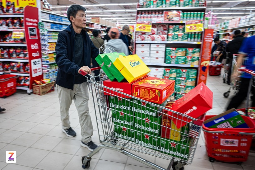 Hơn 40 quầy thanh toán tại siêu thị GO! Thăng Long luôn trong tình trạng quá tải, nhiều người phải chờ 15-20 phút mới tới lượt thanh toán.