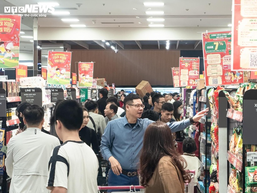 Tại AEON Hà Đông, ngay từ cuối giờ chiều, người tiêu dùng đã chen chúc mua hàng. Những giỏ xe chất đầy đồ nối đuôi nhau không ngớt.