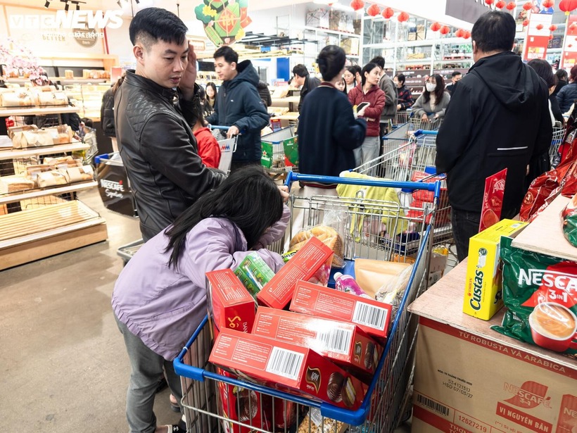 Giỏ quà Tết các loại được trưng bày đa dạng, với mức giá từ vài trăm nghìn đến 2 triệu đồng.
