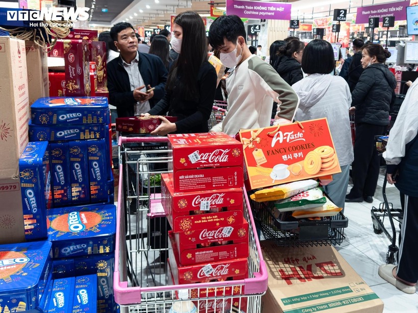 Nhằm kích cầu tiêu dùng dịp Tết Bính Ngọ, các siêu thị đã đồng loạt treo biển khuyến mại, giảm giá với nhiều mặt hàng.