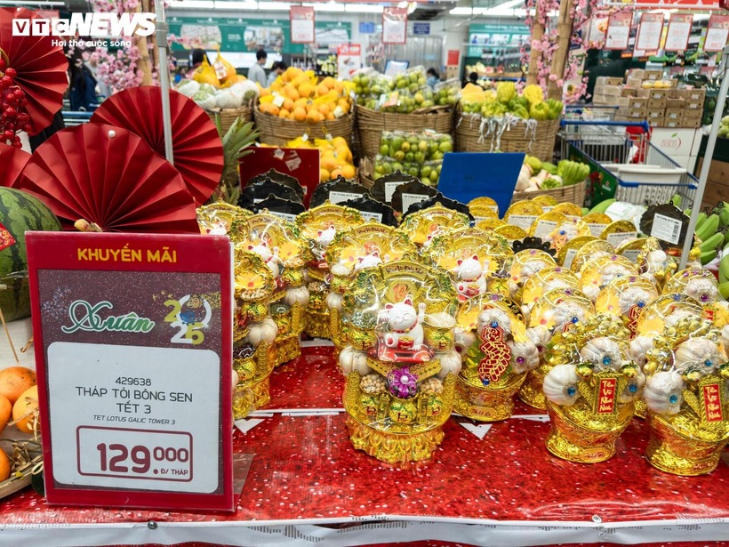 Không chỉ khu vực thanh toán mà ngay tại các quầy hàng "hot" như bánh kẹo, bia, nước giải khát, thực phẩm...sự ách tắc cũng đã diễn ra. Dòng người phải chen chân, nhích từng chút một để chọn đồ.