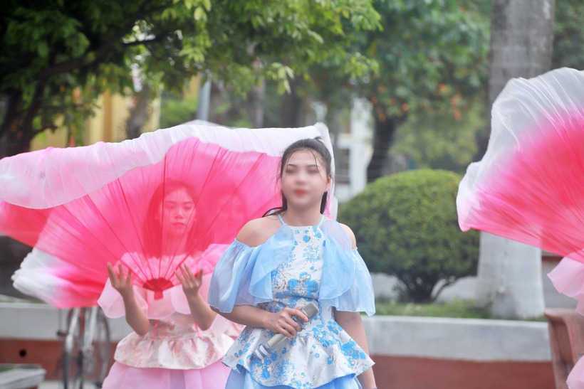 Những “ca sĩ” tự tin cất cao tiếng hát, mắt lại ánh lên niềm háo hức như đang đứng giữa sân khấu của đời mình.