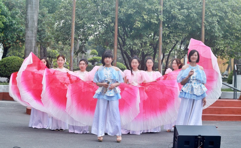 Những phần trình diễn đầy sắc xuân được các "nghệ sĩ đặc biệt" của trại giam thực hiện.