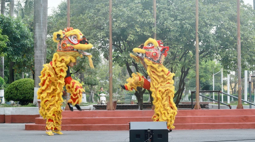 Các phạm nhân đang tập luyện tiết mục múa lân rất sôi động.
