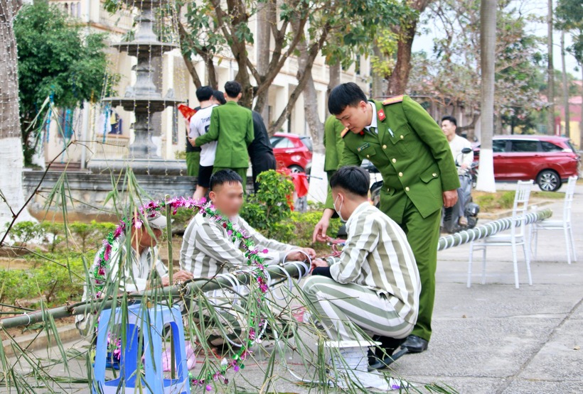 Các phạm nhân đang tự tay trang trí cây nêu.
