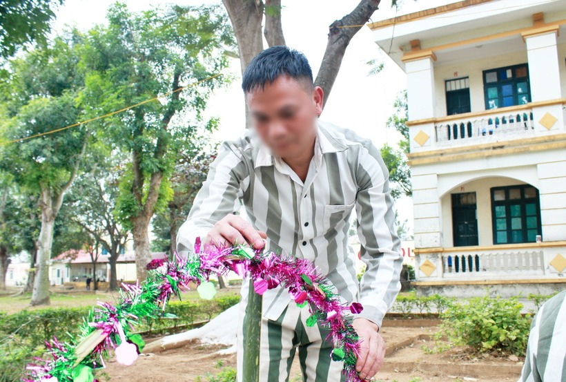 Việc tự tay được trang trí Tết, các phạm nhân như được tiếp thêm hi vọng ngày trở về càng gần.
