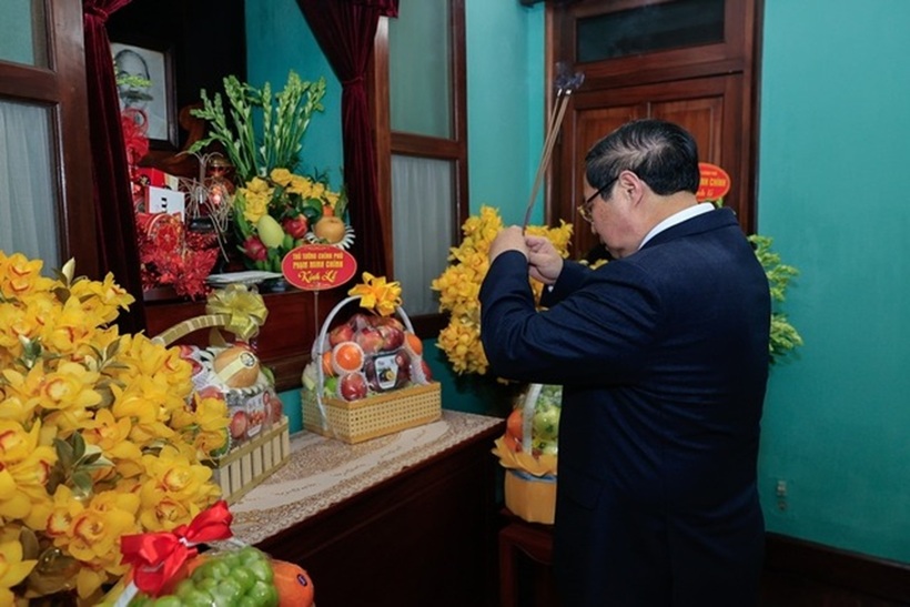 Thủ tướng Chính phủ Phạm Minh Chính dâng hương tưởng nhớ Chủ tịch Hồ Chí Minh tại Nhà 67 (Ảnh: VGP).