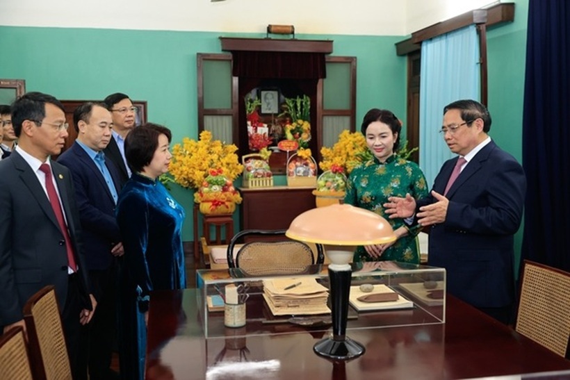 Thăm khu trưng bày một số hiện vật gắn liền với Bác Hồ trong thời gian Bác ở nhà 67, Thủ tướng Chính phủ Phạm Minh Chính lưu ý cán bộ nhân viên Khu di tích thay mặt toàn dân tộc, gìn giữ, bảo tồn, chăm sóc, phát huy những giá trị hiện vật Khu di tích (Ảnh: VGP).