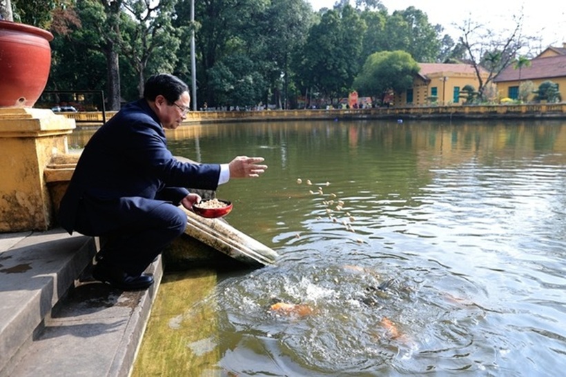 Thủ tướng Chính phủ Phạm Minh Chính thăm ao cá Bác Hồ (Ảnh: VGP).