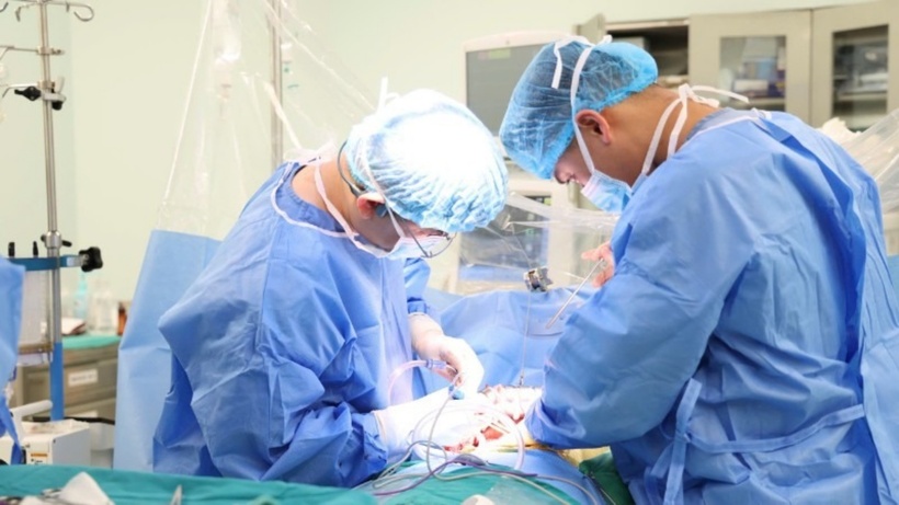 Bác sĩ tiến hành ghép gan cho bệnh nhân. Ảnh: Nhân Dân.