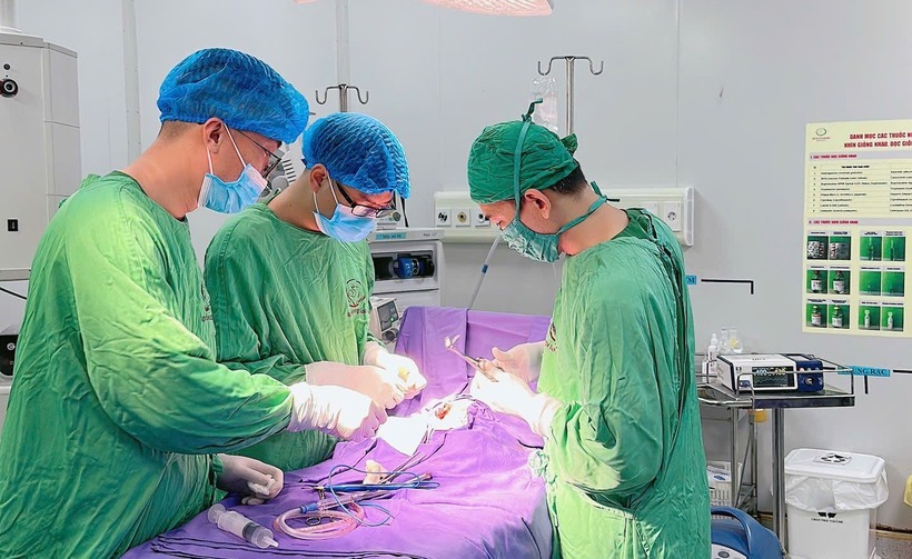 Các bác sĩ phẫu thuật cho bệnh nhi. Ảnh: SK& ĐS.