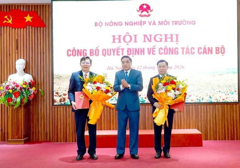 Ông Nguyễn Quốc Trị, Thứ trưởng Bộ Nông nghiệp và Môi trường trao các quyết định điều động, bổ nhiệm cho GS.TS Phạm Văn Điển (trái) và PGS.TS Hoàng Anh Huy (phải). Ảnh: VietNamnet